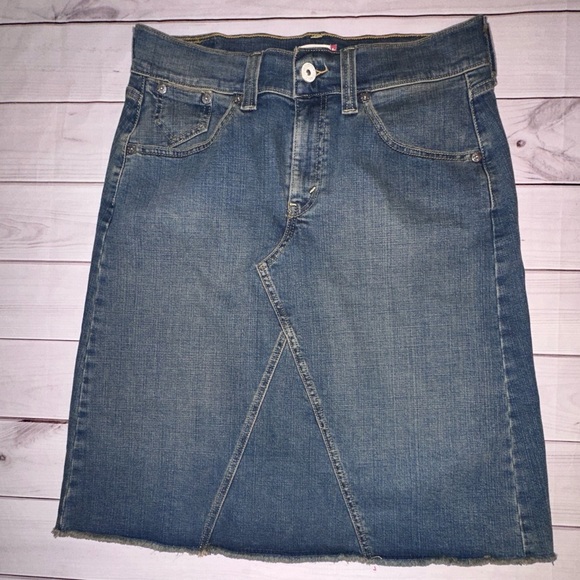 Levi’s Reworked Denim Skirt – Size 12 MIS
Classic Western Vibe Office Dressy - Picture 1 of 6